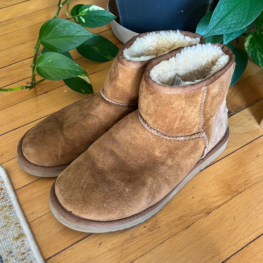 UGG MINI BOOT. Women’s size 8.
